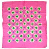 Der Schal "Multi Daisies" in Neonfuchsia