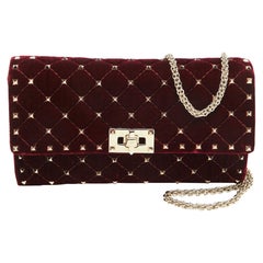 Pochette con catena Rockstud in velluto trapuntato bordeaux di Valentino
