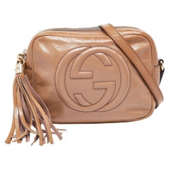 Kleine Soho Disco Umhängetasche aus Lackleder in Beige von Gucci
