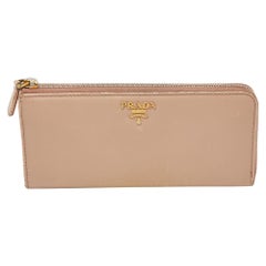 Cartera continental con cremallera de piel saffiano beige de Prada