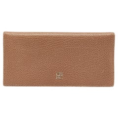 CH Carolina Herrera Beigefarbene lange Bifold-Brieftasche aus Leder