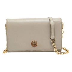 Tory Burch Hellgraues Robinson-Brieftasche aus Leder an Kette