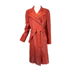Chanel 2004P  Ziegelroter glasierter Ledermantel mit Gürtel und Gürtel und Emaille-Knöpfen 44