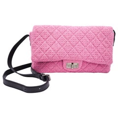 Chanel sac à rabat à bandoulière en tweed rose réédition