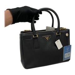 Prada Galleria Borsa piccola in pelle saffiano nera con cinturino