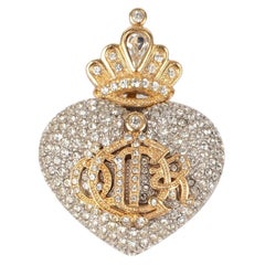 Broche Dior en forme de cœur avec couronne et ornée de strass