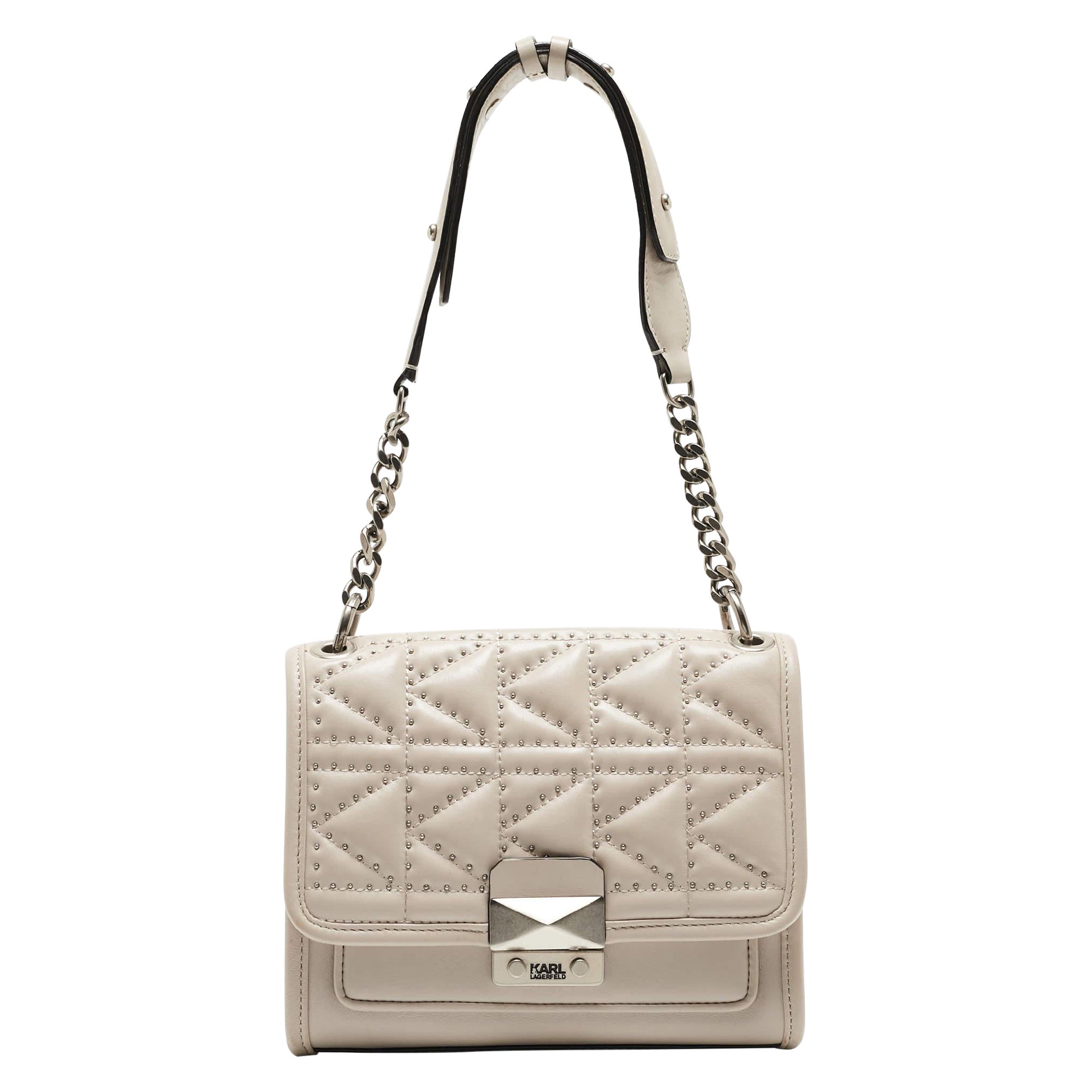 Bolso de hombro Karl Lagerfeld de piel acolchada con tachuelas beige en venta