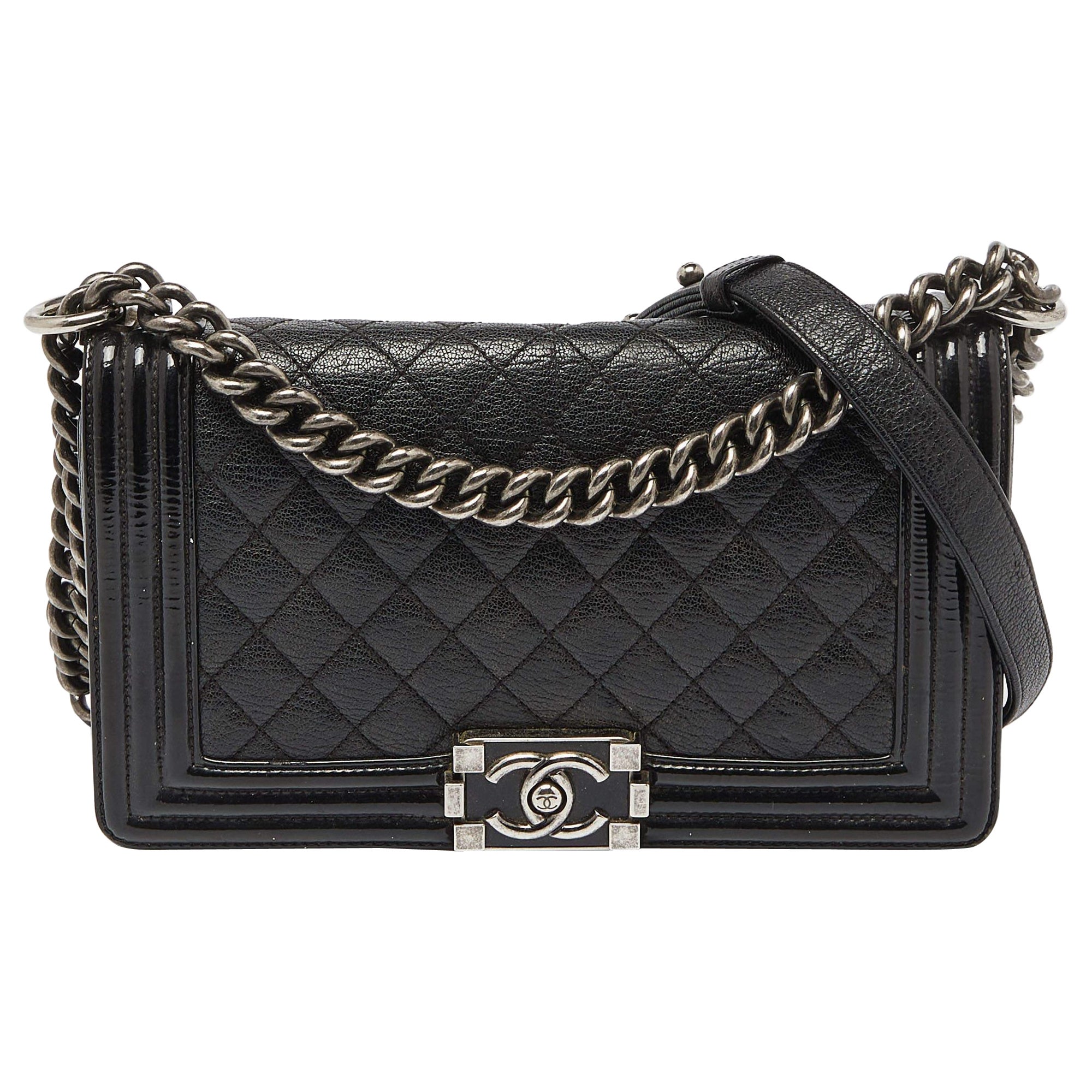 Chanel Borsa media con patta in pelle e brevetto trapuntato nero