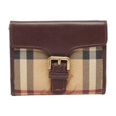 Burberry Cartera compacta con solapa y hebilla de piel revestida de lona marrón Haymarket Check