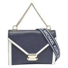 Michael Kors Bolso convertible Whitney grande de piel azul oscuro/blanco