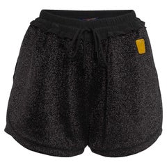 Louis Vuitton Pantalones cortos de punto de lúrex negro con detalle de insignia metálica L