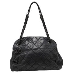 Chanel Bolso bombín mediano Just Mademoiselle de piel acolchada negra brillante