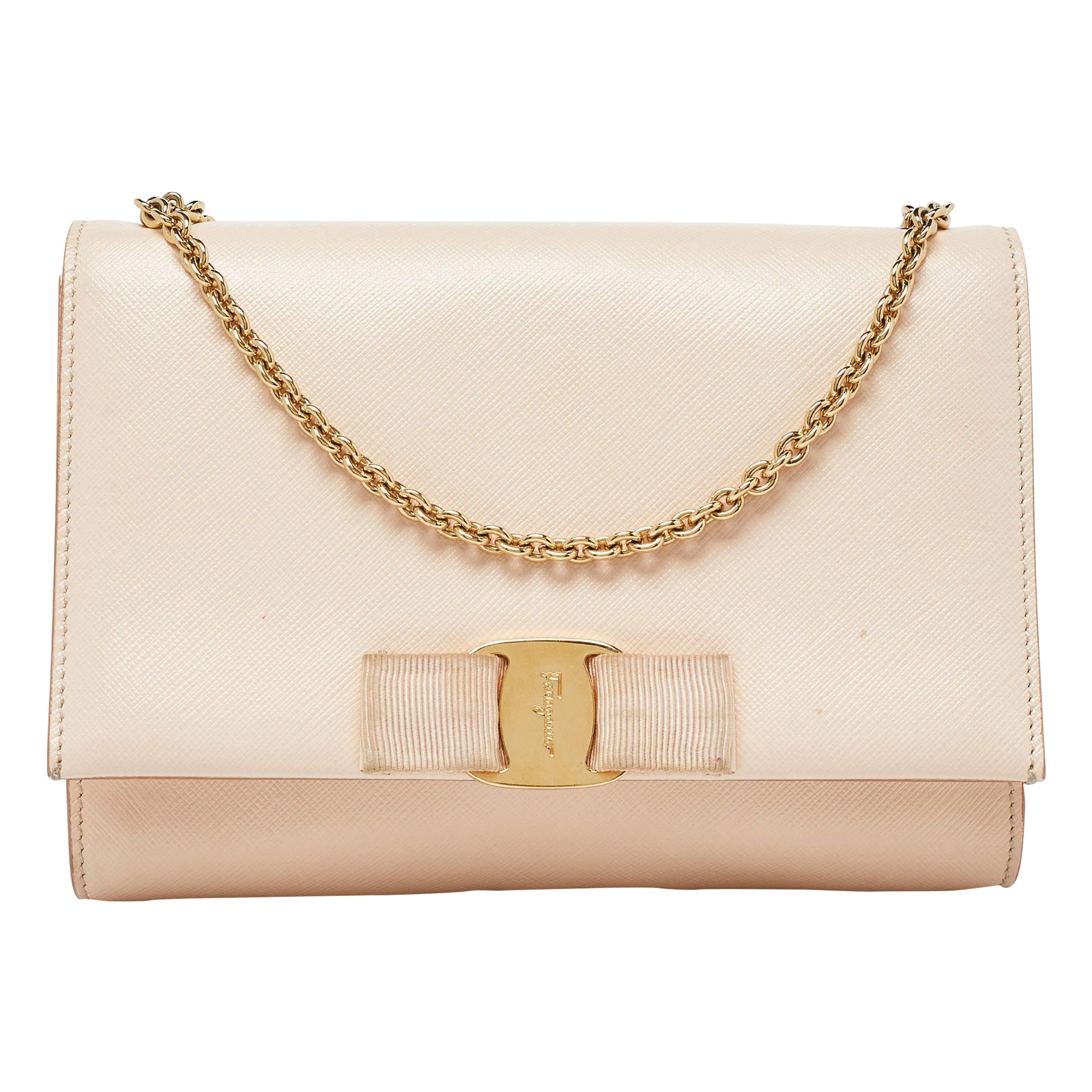 Salvatore Ferragamo Pfirsichfarbene Vara Schleife Kette Tasche aus Leder