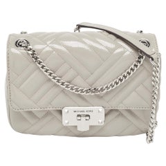 Michael Kors - Borsa a tracolla media Peyton in pelle verniciata grigia