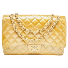 Bolso Chanel Oro Acolchado Charol Maxi Classic Solapa Simple