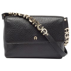 Bolso con solapa de piel granulada negra Aigner