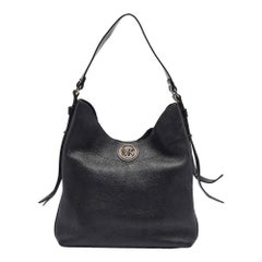 Michael Kors Schwarze Pebbled Leder-Umhängetasche mit großer Schleife