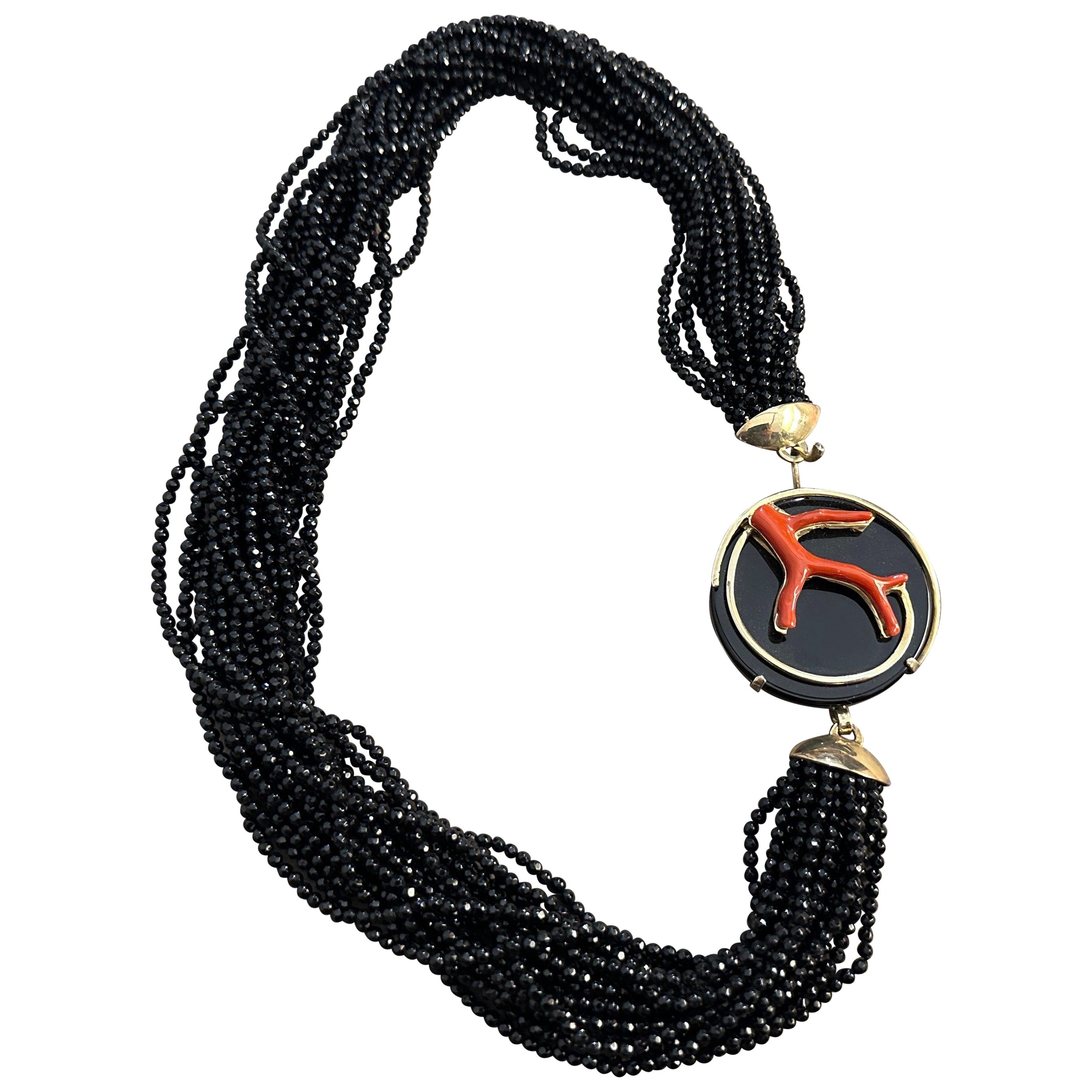 Eine mehrsträngige italienische Halskette aus schwarzem Onyx und mediterraner Koralle aus den 1990er Jahren im Angebot
