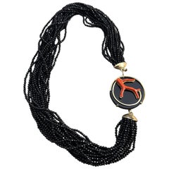 Un collar italiano de varias vueltas de ónice negro y coral mediterráneo de los años 90