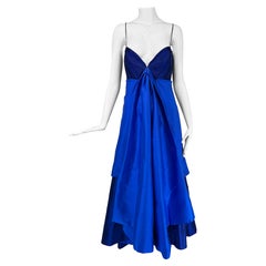 Donna Karan Bata de seda azul marino y azul lapislázuli con tirantes y largo peplum 8