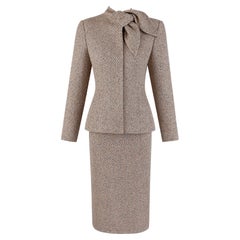 Traje 2 piezas Alexander McQueen F/W 2004 Blazer y falda de tweed beige metalizado con cuello de corbata