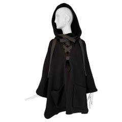 Chloe, cape poncho à capuche dentelée de laine noire avec poches patch