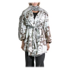 1990S Gianfranco Ferre Manteau en soie à fleurs blanches et brunes avec écharpe ceinture