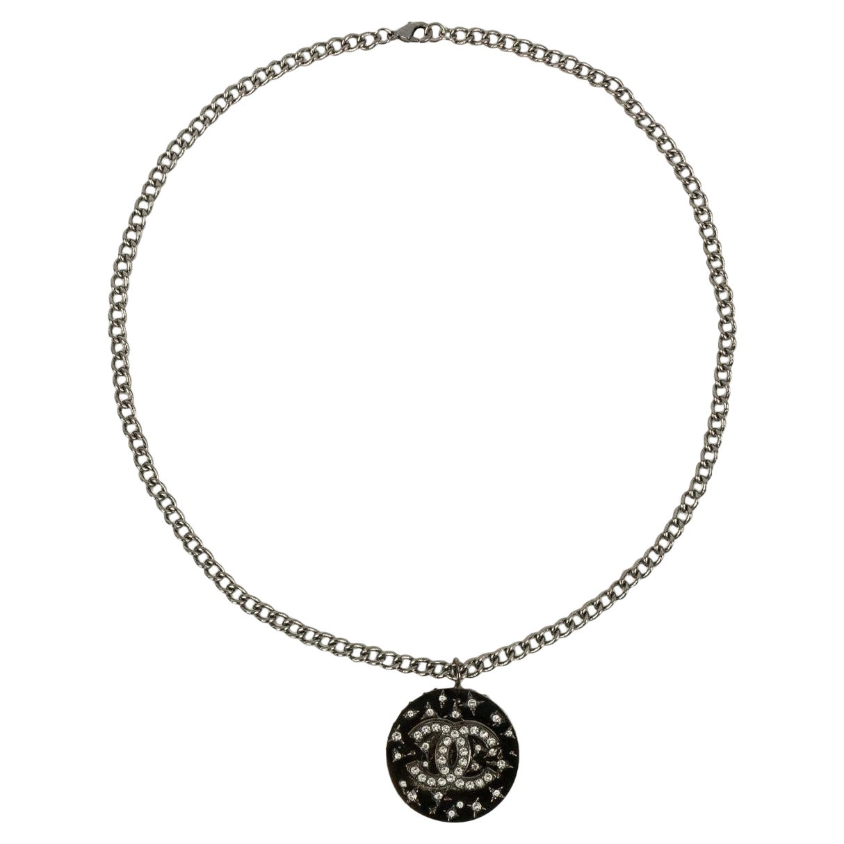 Collar Colgante Chanel CC de Metal Plateado Oscuro