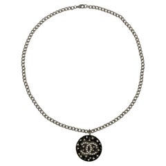 Collar Colgante Chanel CC de Metal Plateado Oscuro