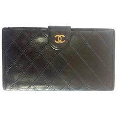 Vintage CHANEL calf leather black wallet with stitches and golden CC motif.