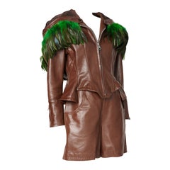 Raro ensemble di abiti corti in pelle e piume della passerella di Yohji Yamamoto, FW 1991-1992