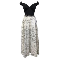 Vestido de novia con hombros descubiertos y cintura joya en blanco y negro