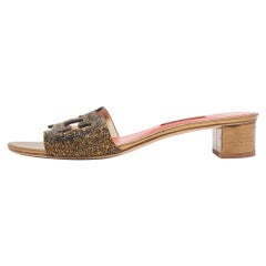 CH Carolina Herrera Kristall verzierte Leder Insignia Slide Sandalen Größe 40