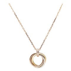 Collana con diamante Trinity di Cartier in oro 18 carati a tre tonalità