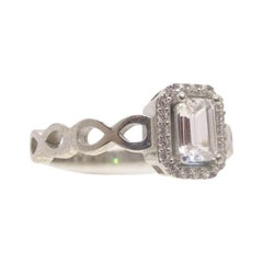 Italienischer Ring aus Sterlingsilber und Zirkonit. Zentraler Zirkonit Smaragdschliff