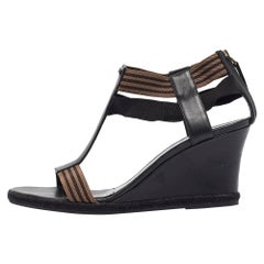 Fendi Sandali con zeppa in pelle nera/marrone e cinturino elastico a T taglia 41