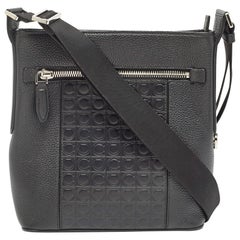 Salvatore Ferragamo Schwarze Messenger Bag aus geprägtem Leder mit Gancini-prägung