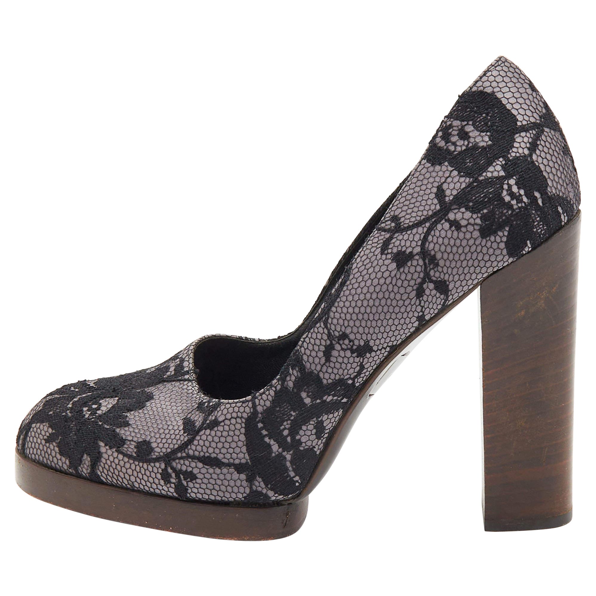 Gucci Black/Grey Floral Lace and Satin Platform Round Toe Pumps Size 37 For Sale