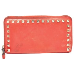 Cartera continental con cremallera Rockstud de piel roja de Valentino
