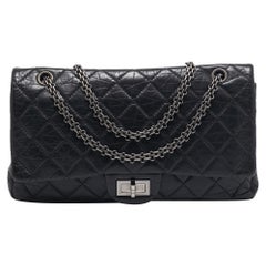 Chanel Bolso con solapa Reissue 2.55 Classic Leather 227 de piel envejecida acolchada negra