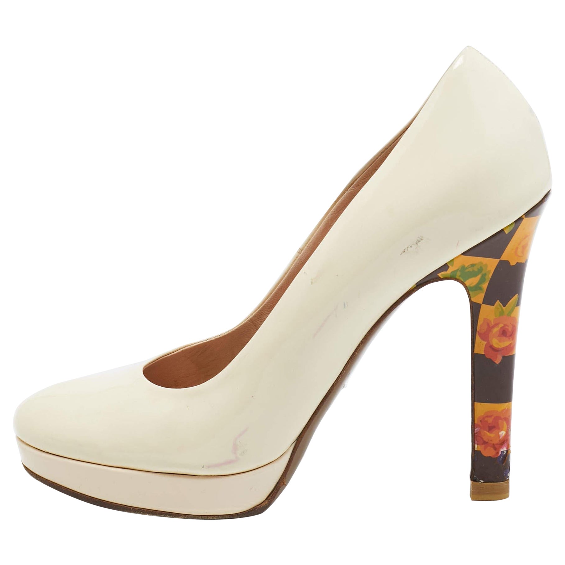 Versace escarpins à talons à fleurs en cuir verni crème, taille 40