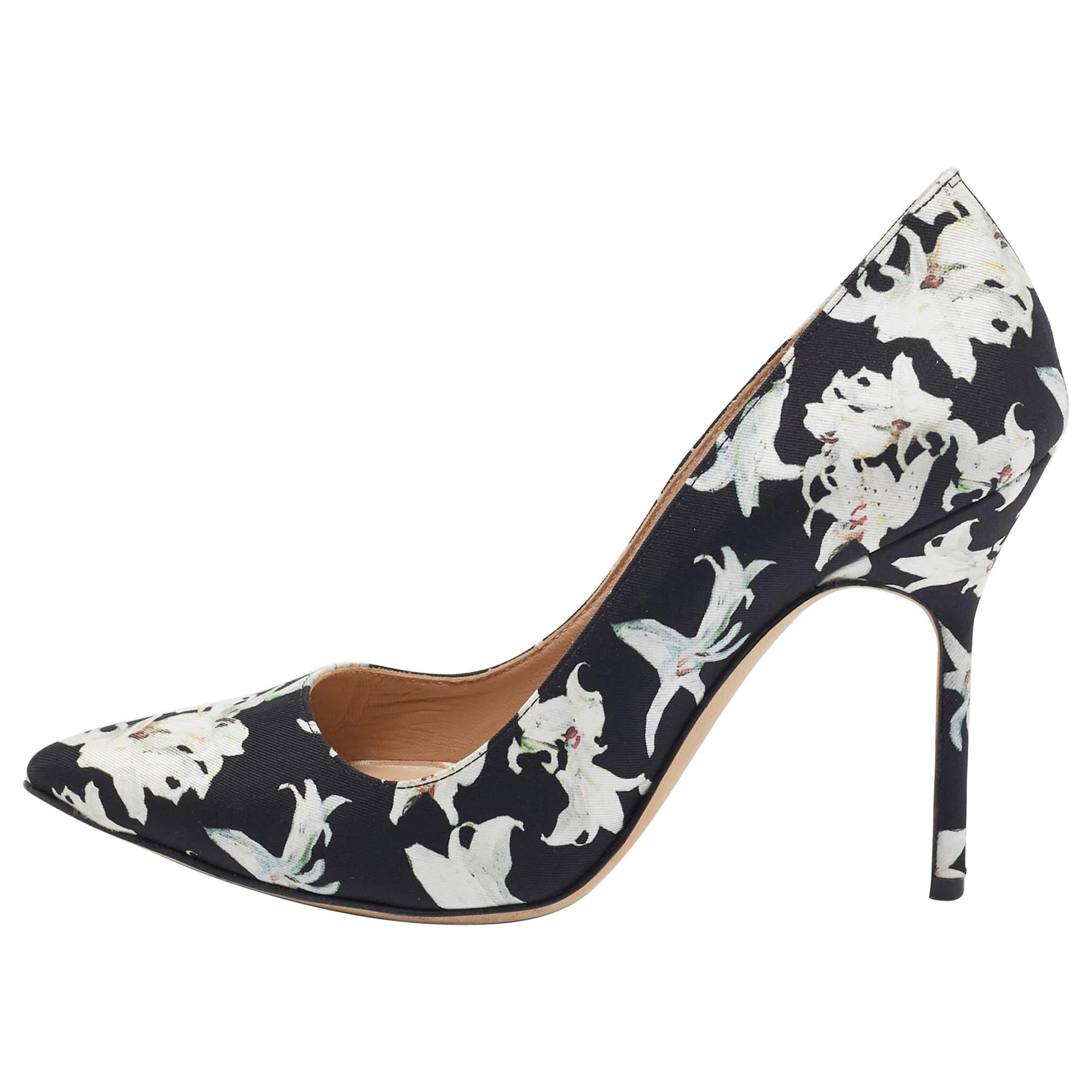 Manolo Blahnik Black/White Printed Floral Fabric BB Pumps Taglia 37 in vendita