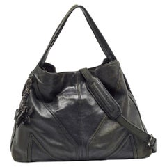 MCM Sac à bandoulière en cuir noir avec logo et breloque