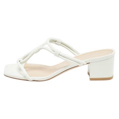 Stuart Weitzman Weiße Ledersandalen mit T-Riemen Größe 37,5