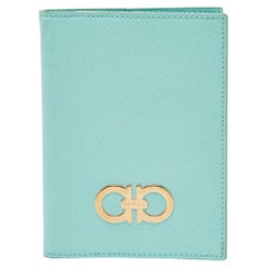 Salvatore Ferragamo Porta Pasaporte de Piel Verde