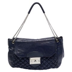 Alexander McQueen Bolso con solapa de cadena de piel acolchada azul marino
