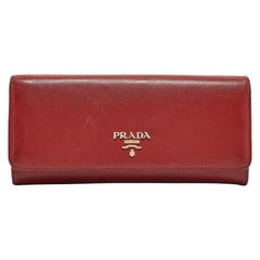 Prada - Portefeuille continental à rabat en cuir et métal rouge Saffiano avec logo