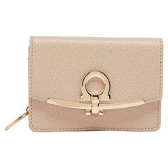Salvatore Ferragamo Tarjetero Gancini de piel beige