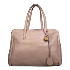 Alexander McQueen - Fourre-tout en cuir taupe à breloques en forme de tête de mort