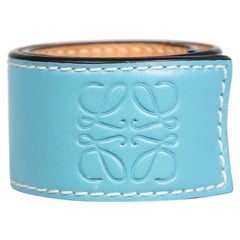Pulsera Loewe de cuero azul con logotipo en relieve
